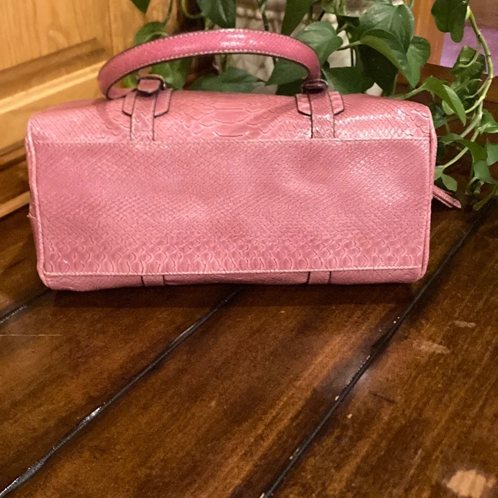 Liz Claiborne Retro Pink Faux Crocodile Embossed Cylindrical Purse (ABBA) - Picture 9 of 16